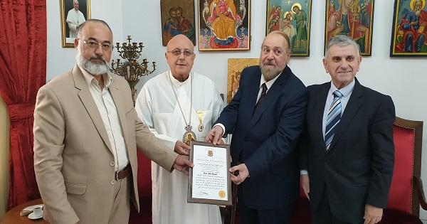 الوسام المذهب وشهادة راعي حوار الأديان للمطران درويش من منظمة الأويسكو