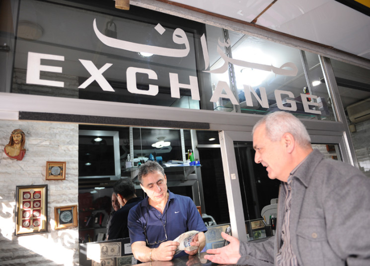exchange-seraf-lira-dollars-men