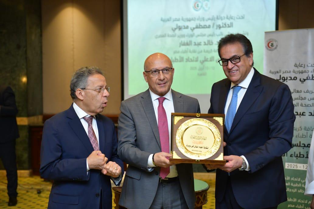 بخاش مكرما في مصر عضوا دائما في المجلس الاعلى لاتحاد الاطباء العرب ورئيسا للجنته العلمية.