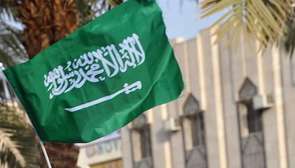 هجوم بطائرتين مسيّرتين على السفارة الأميركية في الرياض… وترامب يتوعّد بردّ قريب